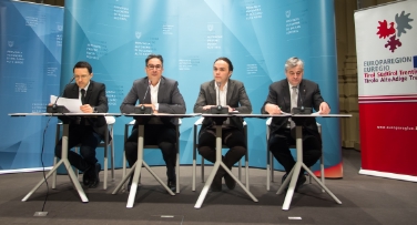 Le molteplici iniziative organizzate in Alto Adige e nell'Euregio per commemorare i 100 anni della 1a Guerra Mondiale sono state presentate da 4 membri della Giunta provinciale: Tommasini, Kompatscher, Achammer e Mussner (Foto: USP/ohn)