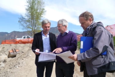 Da sx, l'assessore Schuler, il direttore di Ripartizione Pollinger, e il direttore d'ufficio Egger al cantiere per l'ampliamento e rinaturalizzazione del letto dell'Adige a Ponte Adige (Foto: USP/J. Weißensteiner)