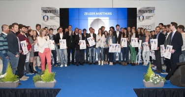 La consegna dei diplomi ai nuovi maestri di sci