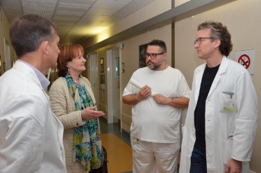 L'assessora Stocker nel corso del sopralluogo al reparto di ematologia dell'Ospedale di Bolzano