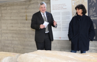 L'assessore Mussner e l'archeologa Marzoli nel corso della presentazione dei due importanti reperti