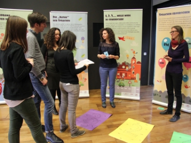 Giovani al lavoro durante l'Accademia dell'Euregio che ha fatto tappa all'EURAC di Bolzano