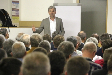 Importante il dialogo con tutte le parti interessate: l'assessore Schuler alla presentazione dello studio a Malles (Foto USP/RT)