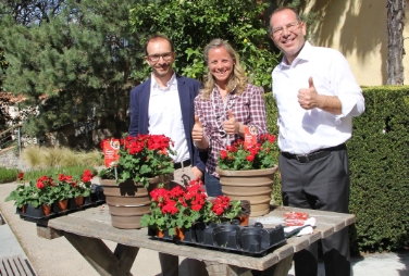 Thomas Psenner, Denise Karbon e il direttore dei Giardini di Castel Trauttmansdorff, Günther Pertoll, con la pianta dell'anno 2015