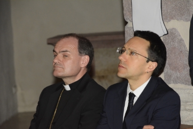 Il vescovo ivo Muser e l'assessore provinciale Christian Tommasini alla cerimonia di inaugurazione delle nuove vetrate della Chiesa di S.Domenico a Bolzano (Foto:USP/Dip.CulturaItaliana)
