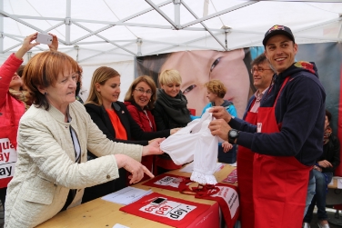 L'assessora Martha Stocker con il vincitore del concorso di stiratura Roland Fischnaller