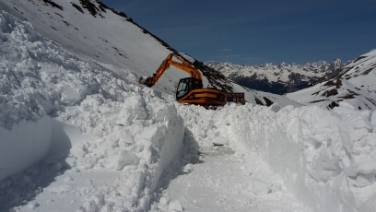 Conclusi i lavori di sgombero neve sulla strada per passo Pennes