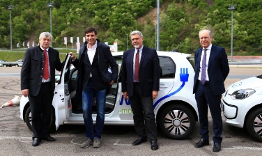 L'assessore alla mobilità Mussner, il presidente del CdA del Safety Park Brandt, il direttore del Corriere Innovazione Di Piazza e il direttore di ripartizione Pagani hanno partecipato oggi al Safety Day a Vadena. (Foto: USP / Safety Park)
