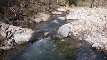 Piccoli habitat per lo svezzamento degli avannotti sul Passirio a Gomion (Foto USP/Ripartizione opere idrauliche)