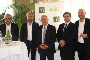 L'assessore Schuler alla presentazione del progetto con (da sinistra) Ennio Magnani, presidente della coop trentina Assomela, l'Obmann VOG Franz Varesco, Tommaso Valle di McDonald's Italia e l'ad di VOG Klaus Gasser (Foto USP/mac)