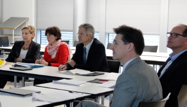 L'assessora regionale Plotegher con l'assessora provinciale Deeg, il direttore di Dipartimento Stefan Walder, Gerhard Mair dell'Agenzia per la famiglia e il direttore dell'ASSE Bizzotto (Foto USP/Karin Leiter)