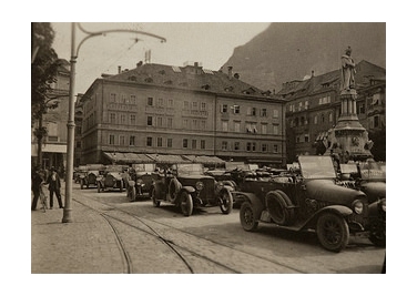 100 anni dalla Grande guerra: parata di mezzi militari in piazza Walther a Bolzano (Foto Euregio)