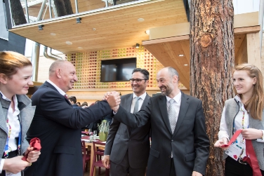 Il presidente Kompatscher con il coordinatore Expo per l'Alto Adige Manfred Schweigkofler e il direttore di EOS Hansjörg Prast (secondo da destra)