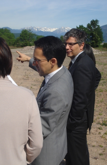 L'assessore Tommasini assieme al direttore Ripartizione Edilizia Sega e rappresentanti del Comune di Laives verificano raod map lavori per ponte e anello pedo-ciclabili in zona Galizia (Foto: USP/F.Oliver)