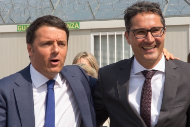 Il premier Renzi accolto dal presidente Kompatscher all'arrivo all'aeroporto di Bolzano (Foto USP/ohn)