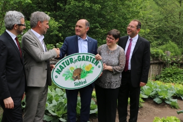 La prima targa "Natur im Garten" in Alto Adige: da sinistra, il direttore della Laimburg Oberhuber, l'assessore Schuler, il vicepresidente Sobotka, la direttrice di "Natur im Garten" Christa Lackner, il direttore dei Giardini Pertoll