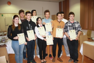 I giovani allievi della Scuola "Ritz" premiati dai Maestri del Lavoro nel corso della cerimonia