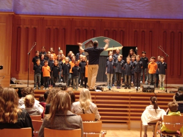 La giornata dell'Europa è stata aperta dai canti interpretati al Coro del Circolo didattico in lingua italiana di Brunico (Foto: USP/Ripartizione Europa)
