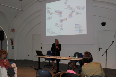 Wittfrieda Mitterer del Curatorium per i Beni Tecnici e Culturali illustra la mappa dei siti del "Percorso della tecnica" documentati nella collana di documentari (Foto: USP)