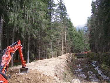 Nel basso corso della Fossa Rudl vengono risanati i muri spondali (Foto: Ripartizione Opere idrauliche)