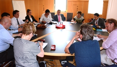 Su certificazione "alloggiosociale" tavolo di confronto fra l’assessore Tommasini, funzionari della Ripartizione Edilizia abitativa, rappresentanti del CdA dell'IPES e delle quattro organizzazioni sindacali. (Foto: USP/A.Mair)