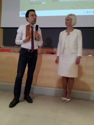L'assessore Tommasini e la direttrice Rizzoli nel corso dell'illustrazione del Bilancio sociale del Cts