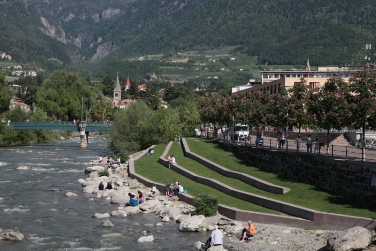 I terrazzi sul Passirio a Merano sono un esempio da seguire per la realizzazione di una spiaggia cittadina lungo il fiume Salzbach a Salisburgo (Foto: USP/Ripartizione Opere idrauliche)