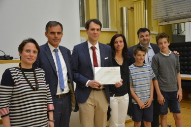 Jacopo Dal Corso riceve il premio dall'assessore Theiner e dalla famiglia Keim (Foto USP/rm)