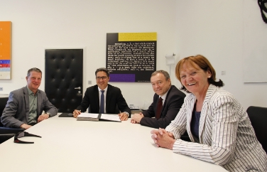 Accordo sul centro sportivo di Maso Ronco: Wilfried Trettl, Arno Kompatscher, Walter Baumgartner e Martha Stocker