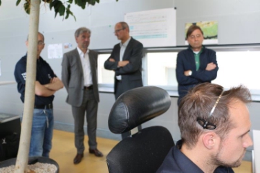 55 operatori della Leitstelle Tirol prestano servizio 24 ore su 24 con turnazioni. sullo sfondo da sx: Managing director Noggler, l'assessore Schuler, il vicepresidente del Consiglio provinciale Mattle, il primario Br (Foto:USP/M.Clara)