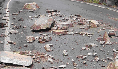 La strada per Sarentino chiusa causa caduta massi
