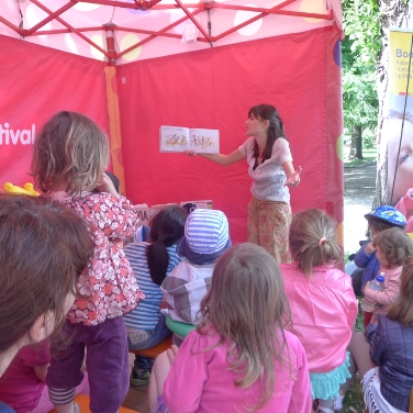 Angolo di lettura di "Bookstart" al "Kinderfestival" Festival dei bambini sulla Passeggiata del Talvera a Bolzano (Foto: USP)