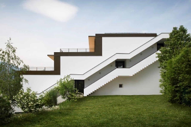 Il convitto della Scuola di economia domestica e agroalimentare "Frankenberg" a Tesimo è caratterizzato da uno stile moderno con elementi arretrati ed ampie terrazze (Foto: Rip.Edilizia e ST - Michael Tribus)