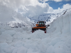 I mezzi del Servizio strade in azione al Passo del Rombo per liberare la strada dalla neve (Foto: Servizio Strade)