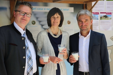 L'assessore provinciale Arnold Schuler (dx) e il presidente e la direttrice della Federazione Latterie Alto Adige, Joachim Reinalter(sx) e Annemarie Kaser fanno presente l'elevata qualità del latte di montagna dell'Alto Adige (Foto: USP/MU)