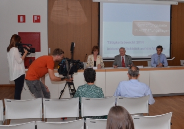 Martha Stocker, Edoardo Armando Mori e Christian Leuprecht hanno presentato l'attività svolta dalla Commissione conciliativa per questioni di responsabilità medica