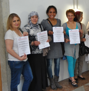 15 migranti si sono qualificate in pulizie grazie a un corso della Scuola professionale di economia domestica di Egna (Foto: USP/SP economia domestica Egna)