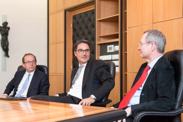 Il presidente Arno Kompatscher a colloquio con Peter Haubner (a sinistra) e Christoph Leitl. Foto: USP/ohn.