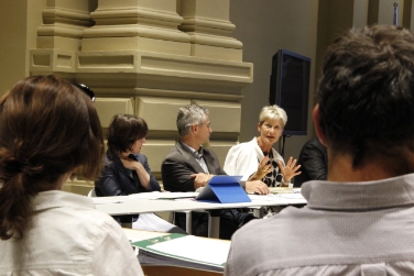 La direttrice dell'ASTAT, Johanna Plasinger, presenta lo studio sulla famiglia assieme all'assessora Waltraud Deeg ai membri della Consulta provinciale