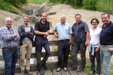 Al cantiere a Fundres: da sx il referente del Comune Huber, il dir. Uff. Gius, il dir Dip. Unterweger, il dir Rip. Pollinger, capo operai Passler, la vice dir. Uff. Ghiraldo, il sindaco Huber (Foto: USP/Rip.Opere Idrauliche-J.Weissensteiner)