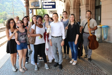 Il coro dell'istituto "Dé Medici" ha cantato alcune canzoni per i profughi alla stazione ferroviaria di Bolzano