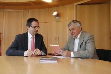 L'assessore Florian Mussner e Luca Agostini nel corso dell'incontro