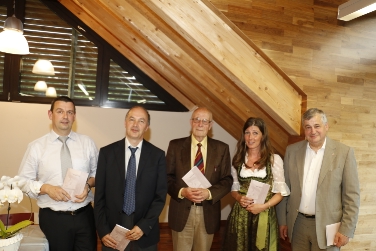 Oggi alla presentazione a Badia (da sinistra): il direttore Felix Ploner (Area Innovazione e Consulenza), l’intendente Roland Verra, l’autore Franz Vittur, Daria Valentin (lettorato) e l’assessore Florian Mussner. (Foto: USP/rc)