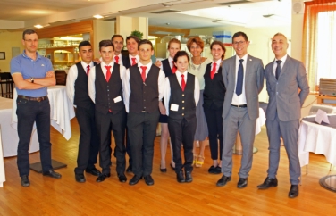 Foto di gruppo degli allievi con i loro docenti al termine della prova pratica per la qualifica