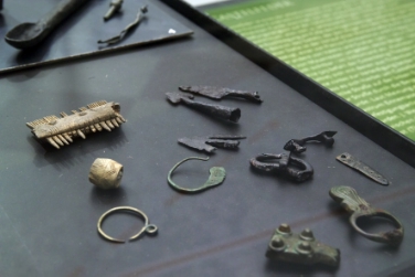 Ass. Mussner: I reperti archeologici meritano di essere resi accessibili a un pubblico che sia il più ampio possibile (nell'immagine: esposizione al Municipio di Egna)