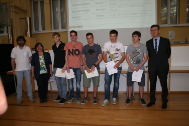 I partecipanti alle Olimpiadi dell'informatica  insigniti assieme all'ispettrice Marta Herbst (2a da sx) e l'Intendente scolastico Peter Höllrigl (1° da dx) - Foto: USP/S.Gasser