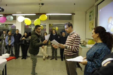 Il direttore della Scuola "Marconi", Giuseppe Delpero, consegna gli attestati di partecipazione al corso