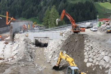 Una fase dei lavori per la costruzione della galleria paravalanghe a Lappago di Sopra (Foto: USP/Rip.Infrastrutture)