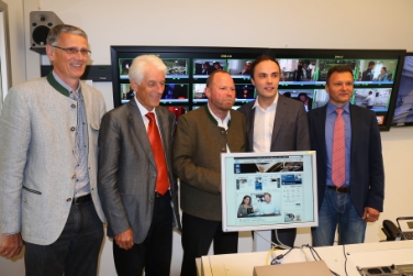 Johann Silbernagl (RAS), Rudi Gamper, Stefan Frühbeis (BR Heimat), Philipp Achammer e Georg Plattner dopo l'apertura del segnale