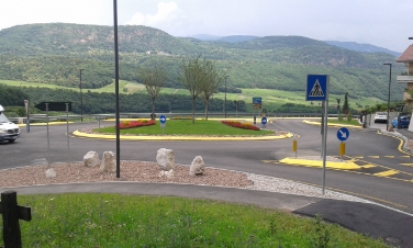 Un'immagine della nuova rotatoria stradale nel comune di Caldaro